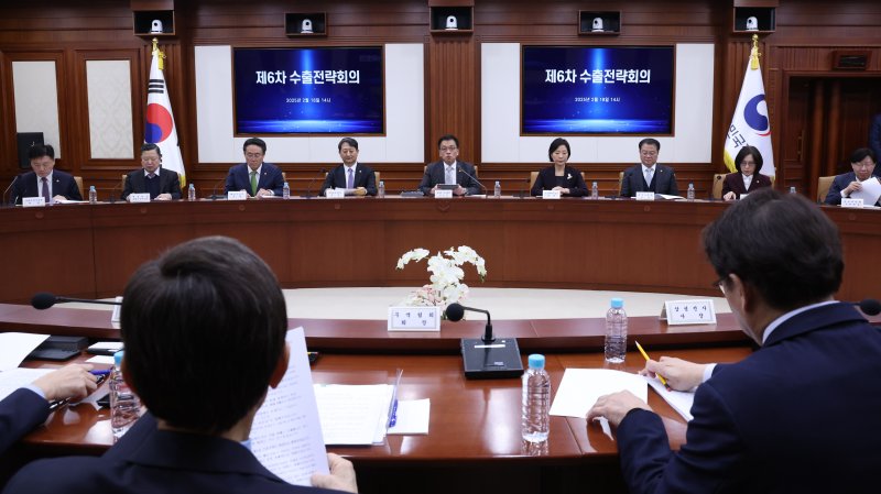 [서울=뉴시스] 조수정 기자 = 최상목 대통령 권한대행 부총리 겸 기획재정부 장관이 18일 정부서울청사에서 열린 수출전략회의를 주재하고 있다. 앞 오른쪽은 박승희 삼성전자 사장, 왼쪽은 윤진식 한국무역협회장. 2025.02.18. chocrystal@newsis.com