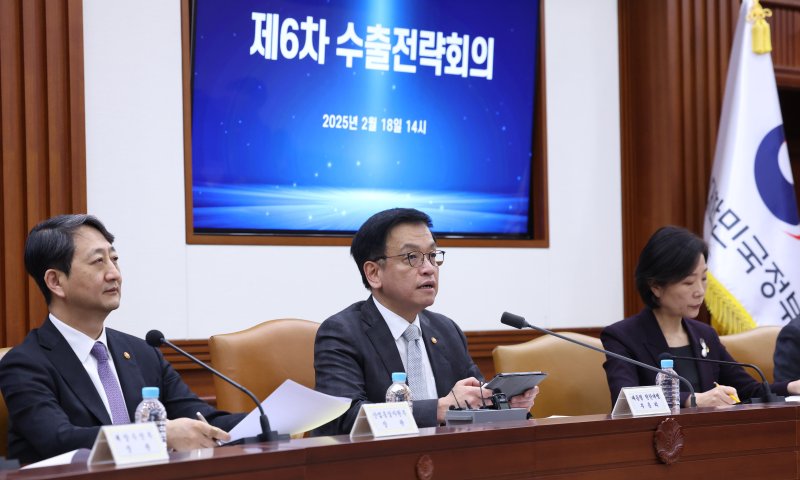[서울=뉴시스] 조수정 기자 = 최상목 대통령 권한대행 부총리 겸 기획재정부 장관이 18일 정부서울청사에서 열린 수출전략회의를 주재하고 있다. 왼쪽은 안덕근 산업통상자원부 장관, 오른쪽은 오영주 중소벤처기업부 장관. 2025.02.18. chocrystal@newsis.com