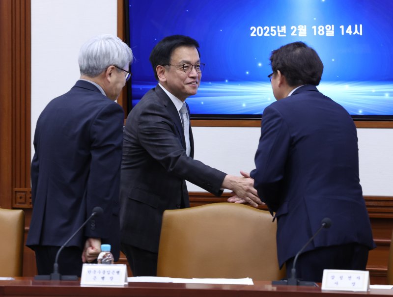 [서울=뉴시스] 조수정 기자 = 최상목 대통령 권한대행 부총리 겸 기획재정부 장관이 18일 정부서울청사에서 열린 수출전략회의에 입장하며 박승희 삼성전자 사장과 악수하고 있다. 왼쪽은 윤희성 수출입은행장. 2025.02.18. chocrystal@newsis.com