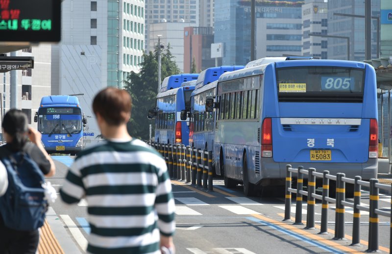 【대구=뉴시스】대구 동구 신암동 동대구역 앞 시내버스 정류장에서 시민들이 버스를 기다리고 있다. 뉴시스DB. 2025.02.18. photo@newsis.com