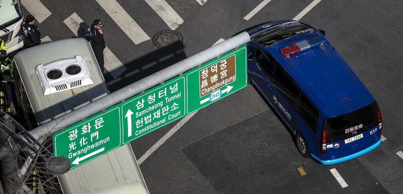 [서울=뉴시스] 정병혁 기자 = 윤석열 대통령의 탄핵심판 9차 변론기일을 앞둔 19일 서울 종로구 헌법재판소 앞에서 윤 대통령이 탑승한 호송차량이 헌법재판소로 향하고 있다.. 2025.02.18. jhope@newsis.com