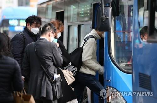 시내버스 이용하는 대구시민 (출처=연합뉴스)