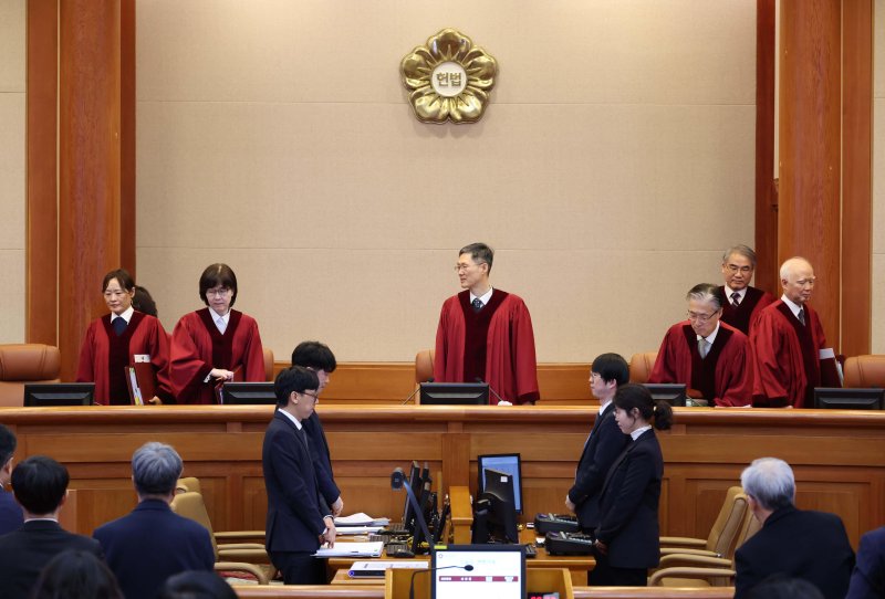 [서울=뉴시스] 사진공동취재단 = 문형배 헌법재판소장 권한대행을 비롯한 재판관들이 18일 서울 종로구 헌법재판소에서 열린 윤석열 대통령 탄핵심판 9차 변론기일에 참석해 있다. 2025.02.18. photo@newsis.com