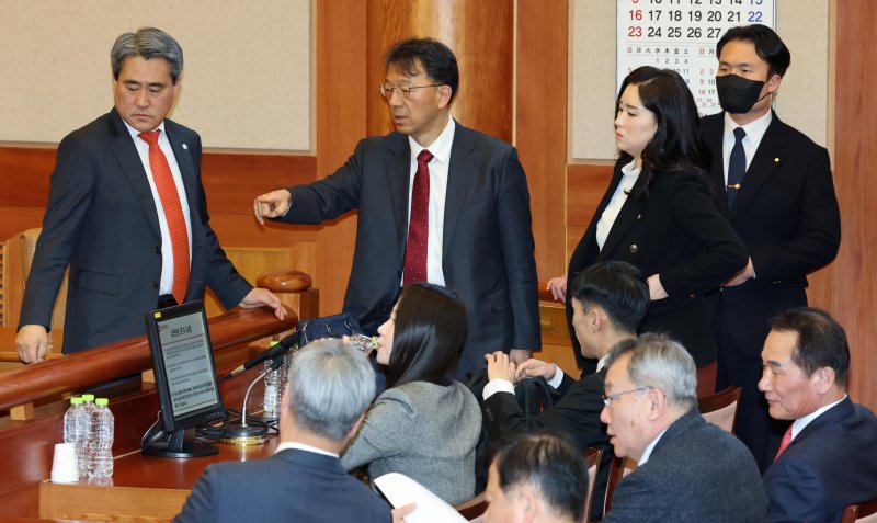 [서울=뉴시스] 사진공동취재단 = 윤석열 대통령 측 변호인단이 18일 서울 종로구 헌법재판소에서 열린 윤석열 대통령 탄핵심판 9차 변론기일에 참석하고 있다. 이날 윤 대통령은 직접 의견을 발표할 것은 없으며 대리인단에 일임하는 것이 좋겠다고 판단해 서울구치소로 복귀했다. 2025.02.18. photo@newsis.com