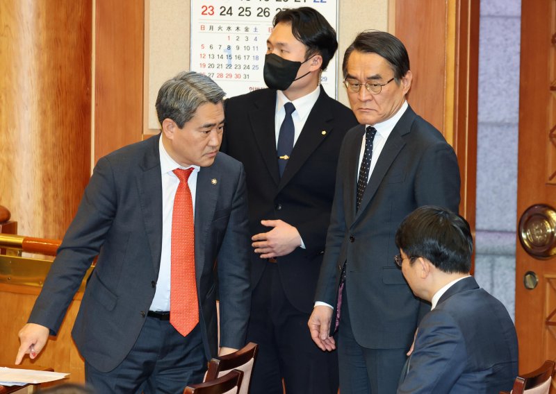 [서울=뉴시스] 사진공동취재단 = 윤석열 대통령 측 변호인단이 18일 서울 종로구 헌법재판소에서 열린 윤석열 대통령 탄핵심판 9차 변론기일에 참석해 대화하고 있다. 이날 윤 대통령은 직접 의견을 발표할 것은 없으며 대리인단에 일임하는 것이 좋겠다고 판단해 서울구치소로 복귀했다. 2025.02.18. photo@newsis.com