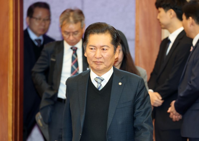 [서울=뉴시스] 사진공동취재단 = 정청래 국회 탄핵소추위원장과 변호인단이 18일 서울 종로구 헌법재판소에서 열린 '윤석열 대통령 탄핵심판 9차 변론'에 출석하고 있다. 2025.02.18. photo@newsis.com