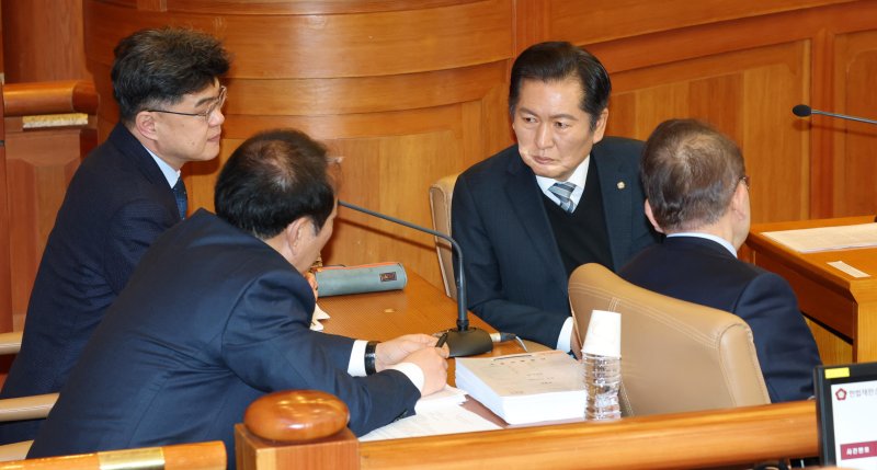 [서울=뉴시스] 사진공동취재단 = 정청래 국회 탄핵소추위원장과 변호인단이 18일 서울 종로구 헌법재판소에서 열린 '윤석열 대통령 탄핵심판 9차 변론'에 출석해 대화하고 있다. 2025.02.18. photo@newsis.com