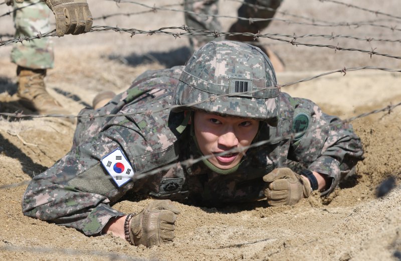 18일 오후 경기 평택시 캠프 험프리스에서 샌드허스트 경연대회에 참가하는 육군사관학교 생도들이 장애물 코스 훈련을 하고 있다. 2025.2.18/뉴스1 ⓒ News1 김영운 기자