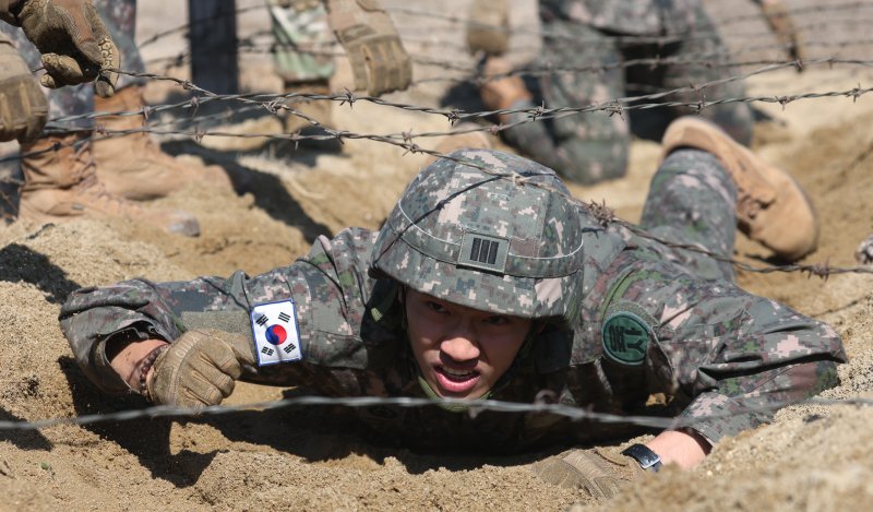 18일 오후 경기 평택시 캠프 험프리스에서 샌드허스트 경연대회에 참가하는 육군사관학교 생도들이 장애물 코스 훈련을 하고 있다. 2025.2.18/뉴스1 ⓒ News1 김영운 기자