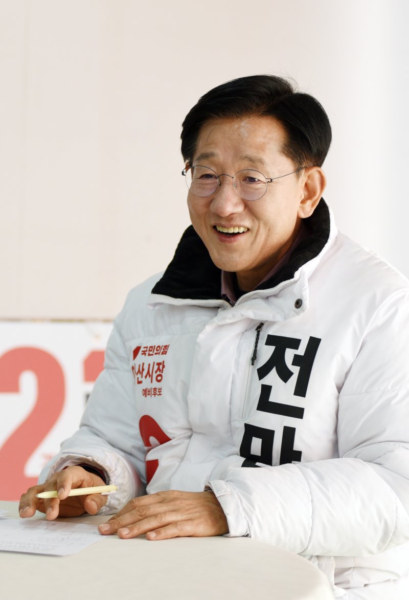 [아산=뉴시스] 박우경 기자 = 지난 17일 4.2 충남 아산시장 재선거에 출마하는 국민의힘 전만권(62) 예비후보가 언론사 인터뷰에서 출마의 변을 밝히고 있다. 2025.2.18 spacedust1@newsis.com *재판매 및 DB 금지