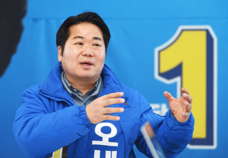 [아산=뉴시스] 박우경 기자 = 지난 10일 4.2 충남 아산시장 재선거에 출마하는 더불어민주당 오세현 후보가 자신을 '아산 전문가'라고 소개하고 있다. 2025.2.18 spacedust1@newsis.com *재판매 및 DB 금지