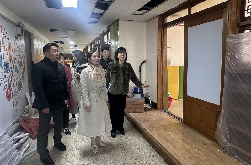 [수원=뉴시스] 학교현장 점검. (사진=수원교육지원청 제공) 2025.02.18. photo@newsis.com *재판매 및 DB 금지