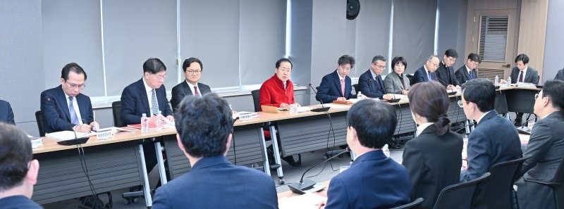 18일 대구시 산격청사에서 열린 간부회의에서 홍준표 시장이 발언하고 있다.(대구시 제공, 재판매 및 DB 금지)