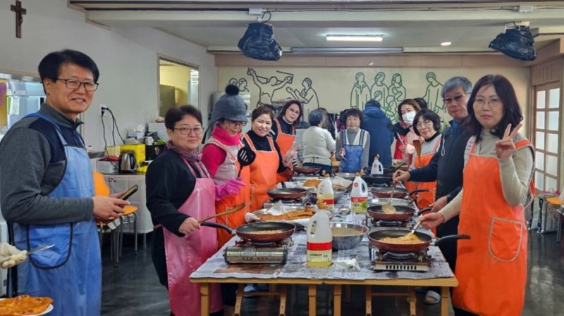 충북 진천 초평교회 초평 나눔의 집 봉사단체 '화요일에 만나요' 회원들이 홀몸 노인 등에게 전달할 반참을 만들고 있다./뉴스1