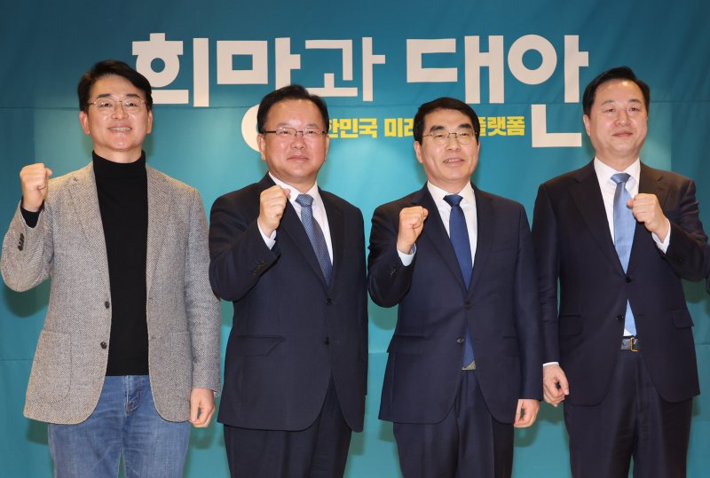 보폭 넓히는 비명계, 이재명 일극체제 '정조준'..李는 통합행보