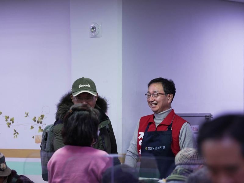 정승윤 부산시교육감 예비후보가 18일 장산노인복지관을 찾아 어르신 급식봉사활동을 펼쳤다. 정승윤 예비후보 선거사무소 제공