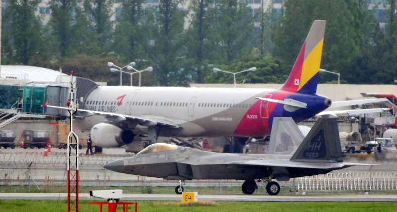 [광주=뉴시스] 광주공항 전투기와 여객기. (사진=뉴시스 DB). photo@newsis.com