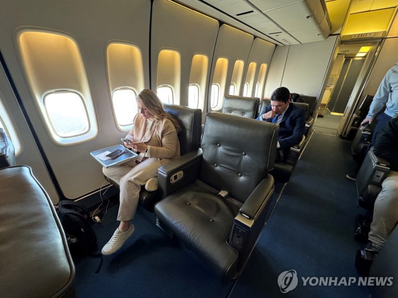 백악관이 AP통신 기자들의 에어포스원 취재를 금지한 후 14일(현지시간) AP 기자 2명의 전용좌석이 비어있다. (출처=연합뉴스)