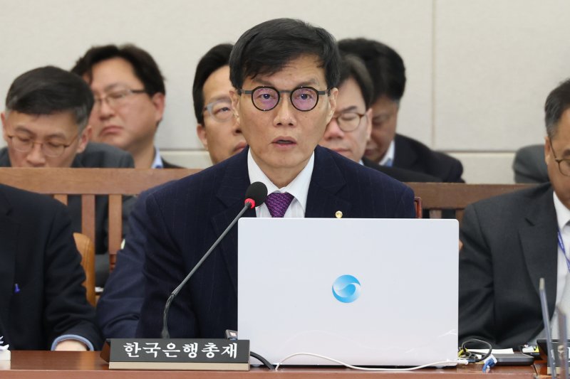 이창용 한국은행 총재가 18일 오전 서울 여의도 국회에서 열린 기획재정위원회 전체회의에 출석해 의원 질의에 답하고 있다. 2025.2.18/뉴스1 ⓒ News1 이광호 기자