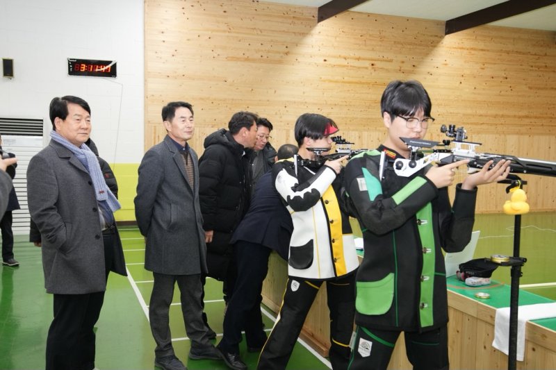 [완주=뉴시스] 전북특별자치도의회 교육위원들은 18일 완주군 소양면에 위치한 전북체육중·고등학교를 방문해 학교의 현안 사업을 점검하고 학생 선수들을 격려했다. 2025.02.18 *재판매 및 DB 금지