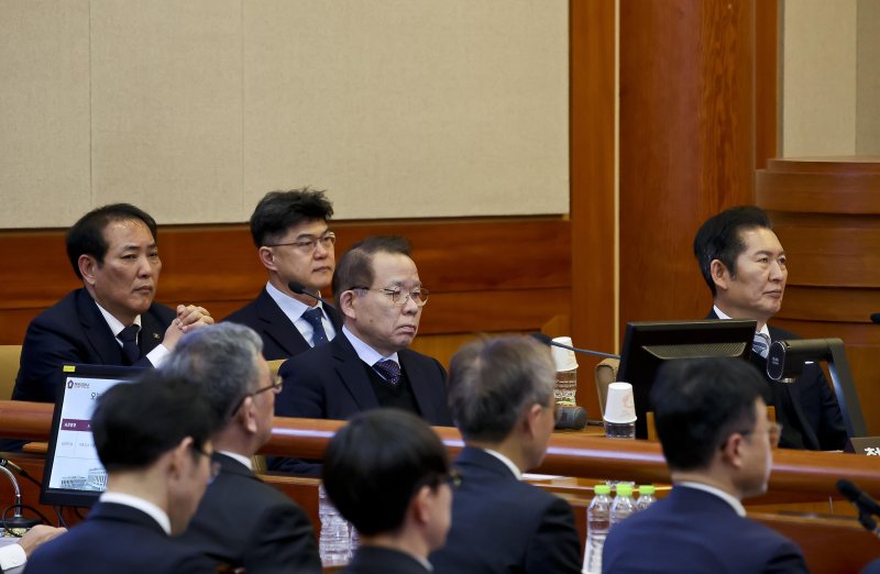 [서울=뉴시스] 사진공동취재단 = 정청래 국회 탄핵소추위원장과 국회측 변호인단이 18일 서울 종로구 헌법재판소에서 열린 '윤석열 대통령 탄핵심판 9차 변론'에 출석해 변론 시작을 기다리고 있다. 2025.02.18. photo@newsis.com