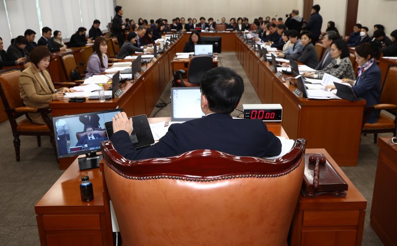 박주민 보건복지위원장(가운데)이 18일 오전 서울 여의도 국회에서 열린 보건복지위원회 전체회의에서 발언하고 있다. 2025.2.18/뉴스1 ⓒ News1 김민지 기자