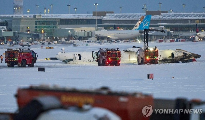 토론토 공항서 사고로 뒤집힌 여객기 (출처=연합뉴스)
