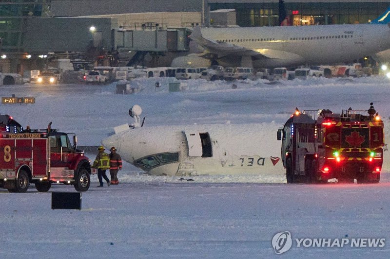 토론토 공항서 사고로 뒤집힌 여객기 (출처=연합뉴스)