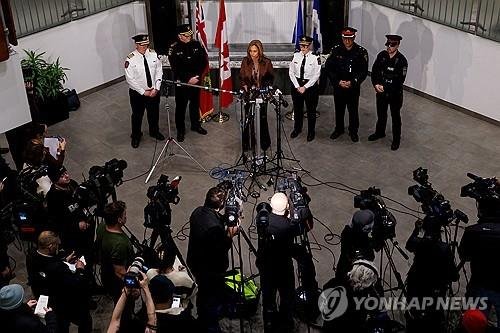 사고 관련 브리핑하는 토론토 공항 당국자들 (출처=연합뉴스)