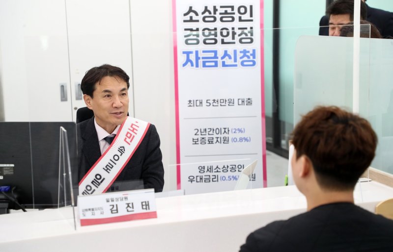 일일상담원으로 나선 김진태 지사 (출처=연합뉴스)