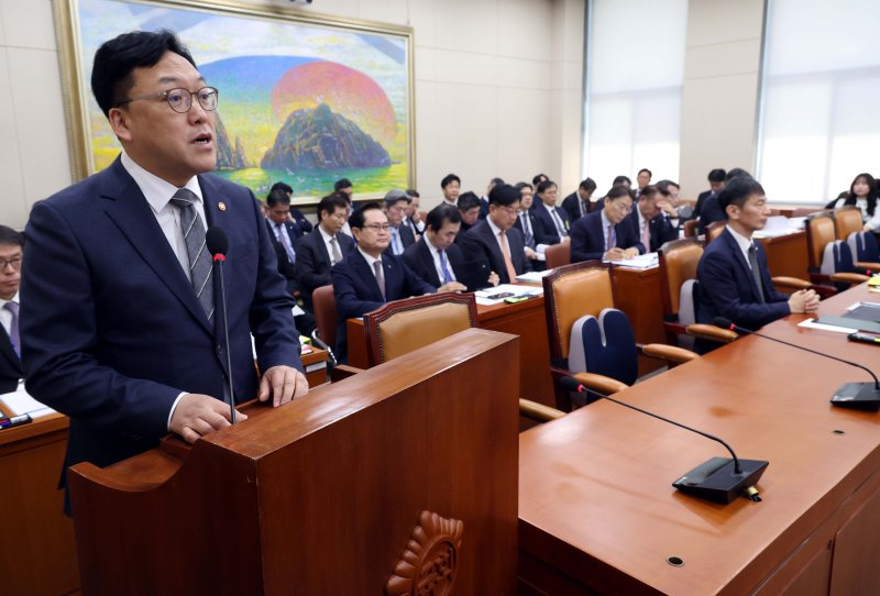 [서울=뉴시스] 조성봉 기자= 김병환 금융위원장이 18일 오전 서울 여의도 국회에서 열린 정무위원회 전체회의에서 업무보고를 하고 있다. 2025.02.18. suncho21@newsis.com
