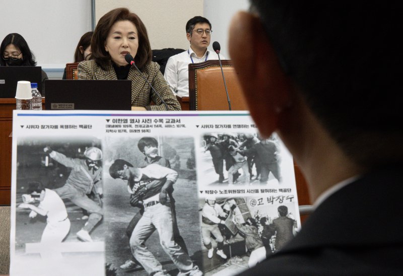 김민전 국민의힘 의원이 17일 오전 서울 여의도 국회에서 열린 제421회 국회(임시회) 교육위원회 제1차 전체회의에서 발언을 하고 있다. 김 의원은 국회 소통관에서 백골단 명칭을 사용한 '반공청년단'의 기자회견을 주선했다. 2025.1.17/뉴스1 ⓒ News1 이재명 기자