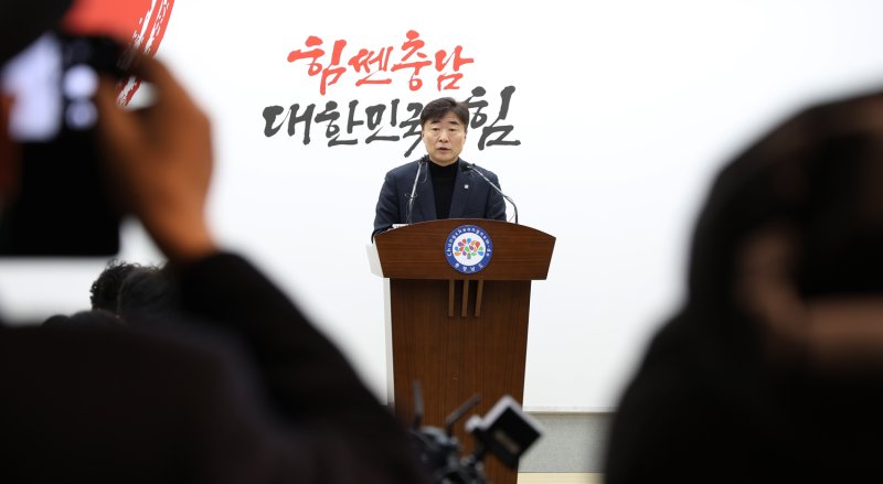 [홍성=뉴시스] 충남도 김종수 인구전략국장이 18일 도청 브리핑룸에서 기자회견을 갖고 손자녀를 양육하는 조부모에게 지원금 지급 등의 풀케어 돌봄정책 버전업을 설명하고 있다. *재판매 및 DB 금지