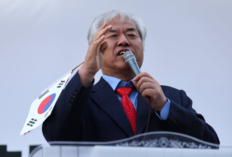 [대구=뉴시스] 이무열 기자 = 전광훈 사랑제일교회 목사가 18일 대구 중구 동양생명빌딩 앞에서 열린 3.1절 천만혁명을 위한 지역 국민대회에서 발언을 하고 있다. 2025.02.18. lmy@newsis.com