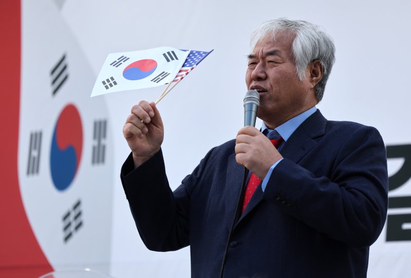 [대구=뉴시스] 이무열 기자 = 전광훈 사랑제일교회 목사가 18일 대구 중구 동양생명빌딩 앞에서 열린 3.1절 천만혁명을 위한 지역 국민대회에서 발언을 하고 있다. 2025.02.18. lmy@newsis.com