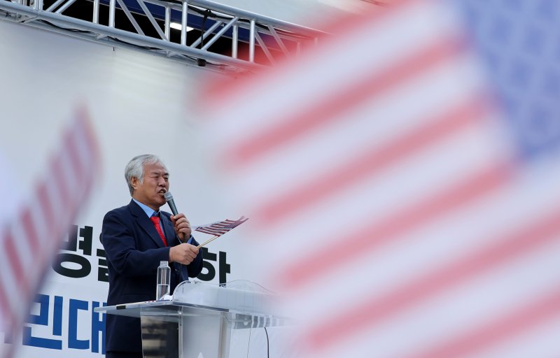 [대구=뉴시스] 이무열 기자 = 전광훈 사랑제일교회 목사가 18일 대구 중구 동양생명빌딩 앞에서 열린 3.1절 천만혁명을 위한 지역 국민대회에서 발언을 하고 있다. 2025.02.18. lmy@newsis.com