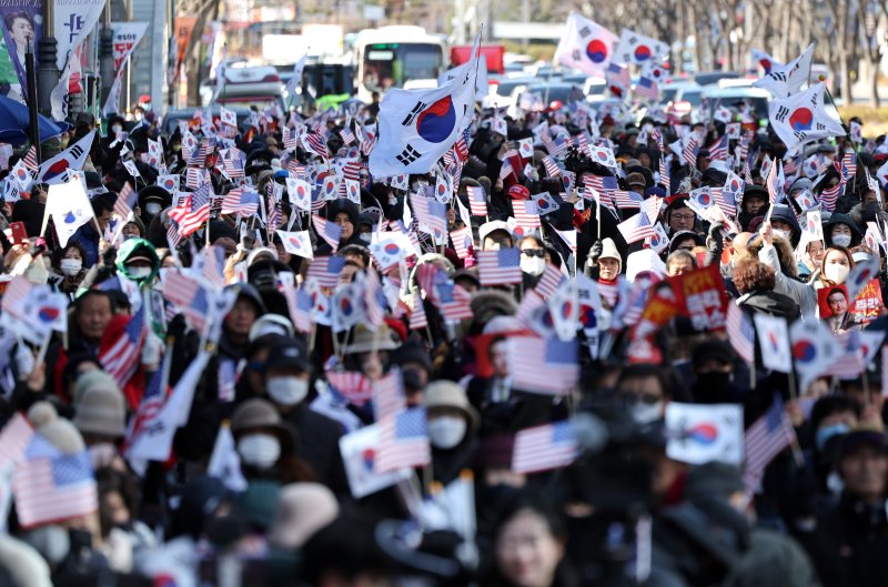 [대구=뉴시스] 이무열 기자 = 18일 대구 중구 동양생명빌딩 앞에서 열린 3.1절 천만혁명을 위한 지역 국민대회에서 참석자들이 탄핵무효 구호를 외치고 있다. 2025.02.18. lmy@newsis.com