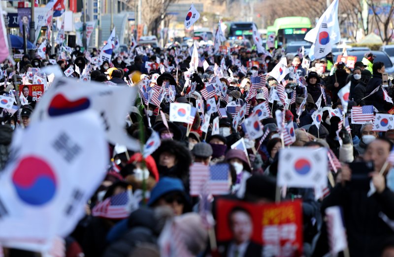[대구=뉴시스] 이무열 기자 = 18일 대구 중구 동양생명빌딩 앞에서 열린 3.1절 천만혁명을 위한 지역 국민대회에서 참석자들이 탄핵무효 구호를 외치고 있다. 2025.02.18. lmy@newsis.com