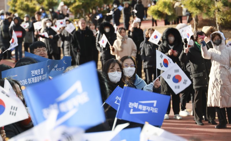 2036 하계올림픽 현장평가가 진행된 지난 1월6일 전북자치도 김제시 새만금 33센터에서 전북특별자치도 유치를 희망하는 도민들이 평가단을 향해 손을 흔들며 환영하고 있다. (전북특별자치도 제공) 2025.1.6/뉴스1