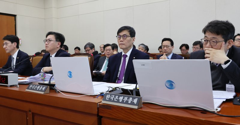 [서울=뉴시스] 조성우 기자 = 이창용 한국은행 총재와 김범석 기획재정부 1차관 등이 18일 오전 서울 여의도 국회에서 열린 기획재정위원회 전체회의에 출석해 자리하고 있다. 왼쪽부터 김윤상 기획재정부 2차관, 김범석 1차관, 이창용 총재, 유상대 부총재. 2025.02.18. xconfind@newsis.com