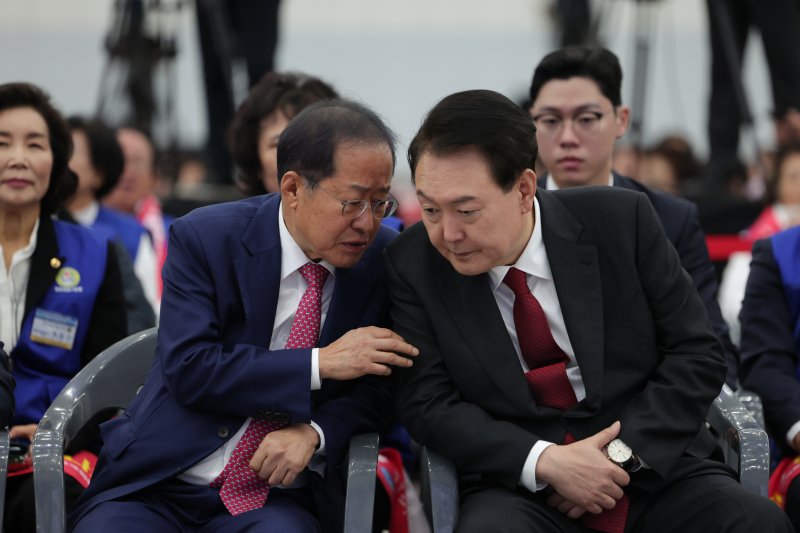 윤석열 대통령이 2023년 11월 7일 대구 엑스코에서 열린 2023년 바르게살기운동 전국회원대회에서 홍준표 대구시장과 대화하고 있다. (대통령실 제공. 재판매 DB 금지) (사진은 기사 내용과 무관함) 2023.11.7/뉴스1