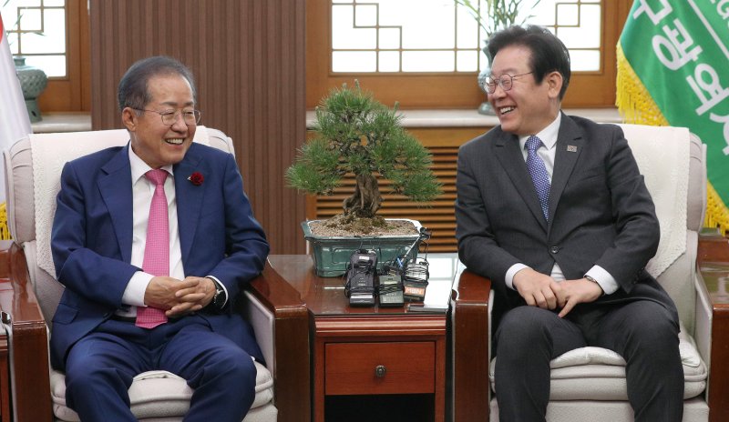 이재명 더불어민주당 대표가 2023년 5월10일 대구시청 산격청사 접견실에서 홍준표 대구시장과 환담을 나누고 있다. 2023.5.10/뉴스1 ⓒ News1 공정식 기자