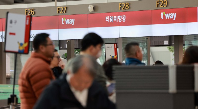 [인천공항=뉴시스] 고범준 기자 = 대명소노그룹이 티웨이항공 경영 참여를 공식화 한 가운데, 에어프레미아의 경영권 확보에도 적극 나설 것으로 보이는 22일 인천국제공항 제1여객터미널 티웨이 체크인 카운터가 보이고 있다. 국내·아시아 등 중단거리 노선과 유럽·미주까지 아우르는 장거리 노선을 모두 확보해 항공 산업에 본격 진출한다는 계획이다. 2025.01.22. bjko@newsis.com