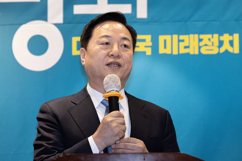 김두관 전 민주당 의원이 18일 오후 경기도 광명시 일직동 광명역사컨벤션웨딩홀에서 열린 비명(비이재명)계 주도의 야권 대선주자 연대 플랫폼 '희망과 대안' 포럼 창립식에서 축사를 하고 있다. 2025.2.18/뉴스1 ⓒ News1 이재명 기자