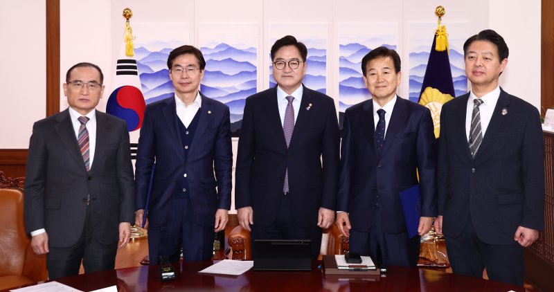 우원식 국회의장이 3일 오후 서울 여의도 국회 의장집무실에서 열린 미국·유럽 특별방문단 의장친서 전달 차담회에서 미국 특별방문단과 기념촬영을 하고 있다. 왼쪽부터 위성락 의원, 조경태 공동단장, 우 의장, 정동영 공동단장, 김영호 의원. 2025.2.3/뉴스1 ⓒ News1 김민지 기자