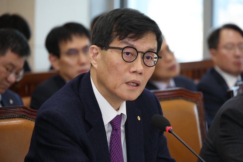 이창용 한국은행 총재가 18일 오전 서울 여의도 국회에서 열린 기획재정위원회 전체회의에 출석해 의원 질의에 답하고 있다. 2025.2.18/뉴스1 ⓒ News1 이광호 기자
