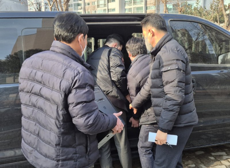흉기를 휘둘러 김하늘 양을 숨지게 한 교사를 수사중인 대전 서부경찰서 소속 수사관들이 지난 14일 해당 학교에 대한 압수수색을 벌여 교사가 사용한 컴퓨터를 옮기고 있다. 2025.2.14/뉴스1 ⓒ News1 최형욱 기자