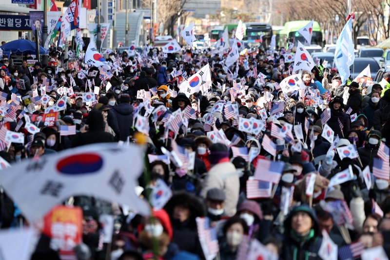 [대구=뉴시스] 이무열 기자 = 18일 대구 중구 동양생명빌딩 앞에서 열린 3.1절 천만혁명을 위한 지역 국민대회에서 참석자들이 탄핵무효 구호를 외치고 있다. 2025.02.18. lmy@newsis.com