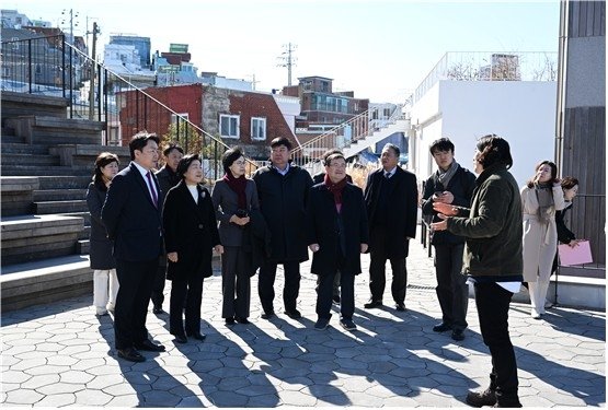부산시의회, 빈집 재생사업 현장 방문 (출처=연합뉴스)