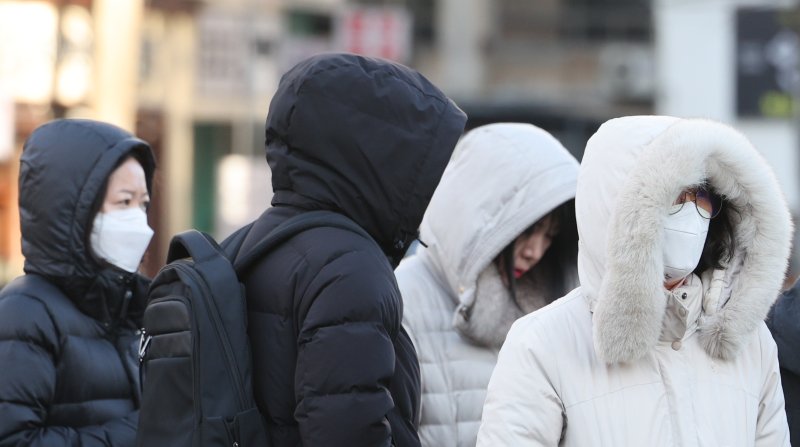절기상 우수(雨水)인 18일 서울 광화문네거리에서 두꺼운 옷을 입은 시민들이 출근하고 있다. 기상청은 전국 대부분 지역에서 바람이 강하게 불어 춥고 당분간 기온도 낮을 것으로 예보했다. 2025 2.18/뉴스1 ⓒ News1 신웅수 기자